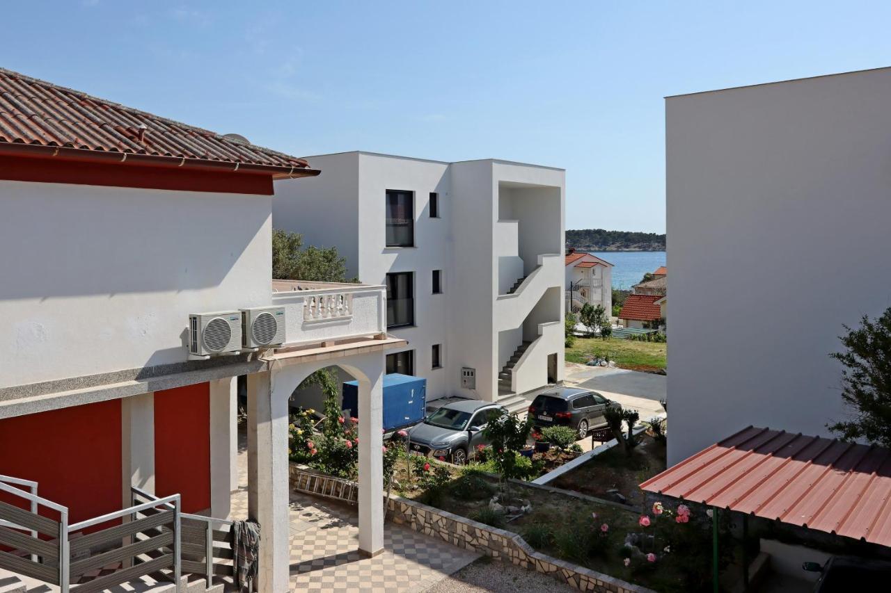 Apartments And Rooms By The Sea Banjol, Rab - 19692 Exterior foto